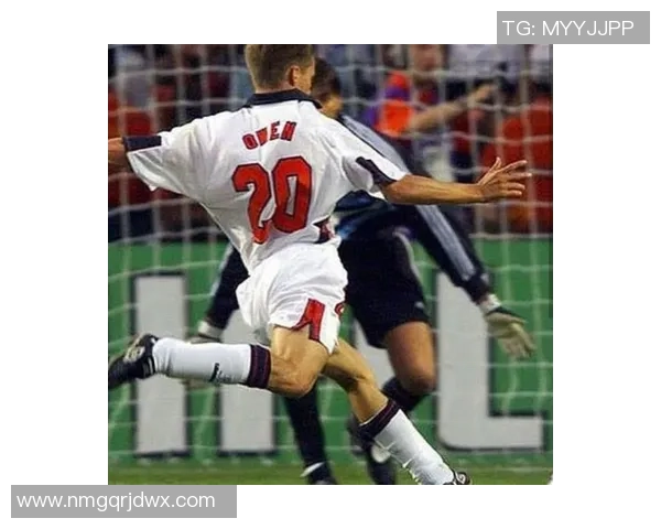 足坛巨星青涩旧照曝光追忆少年风采与成长历程