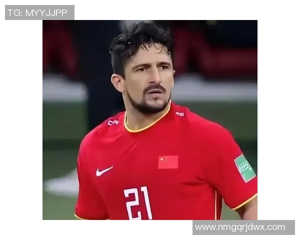 足球巨星挥手告别赛场瞬间 展现不舍与荣耀的完美交融